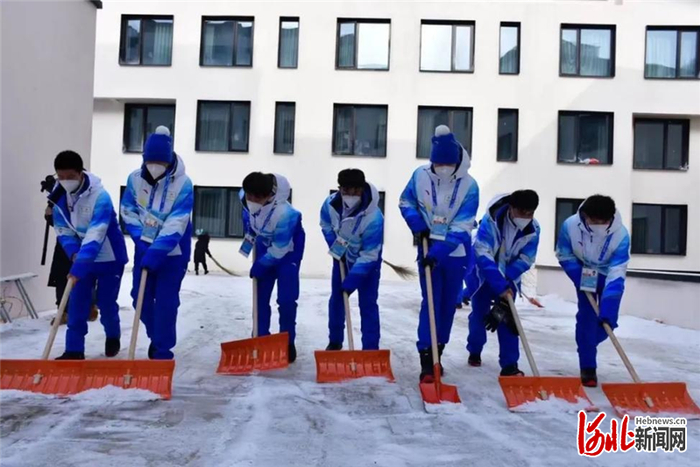 交通业务领域志愿者参加集体扫雪活动