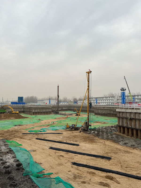 樱花园小区房屋产权置换的施工现场机器轰鸣