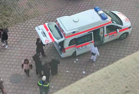 2022年11月16日，博康艾馨公司院内的救护车。受访者供图