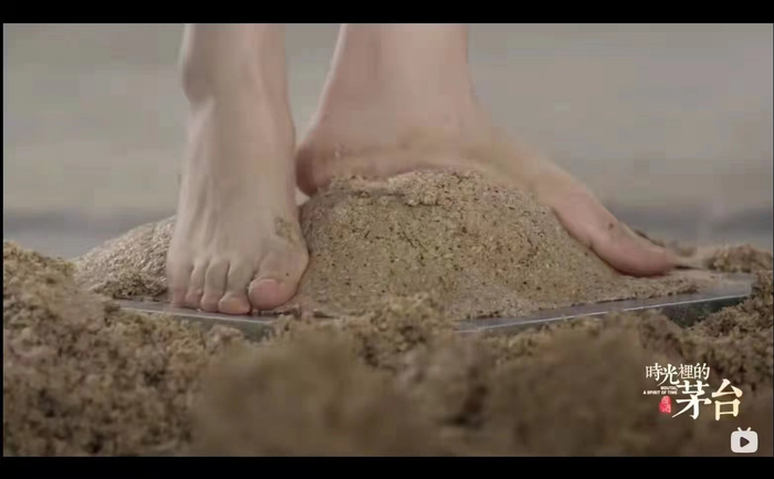 （茅台镇酒厂也是用脚踩曲 图源：纪录片截图）