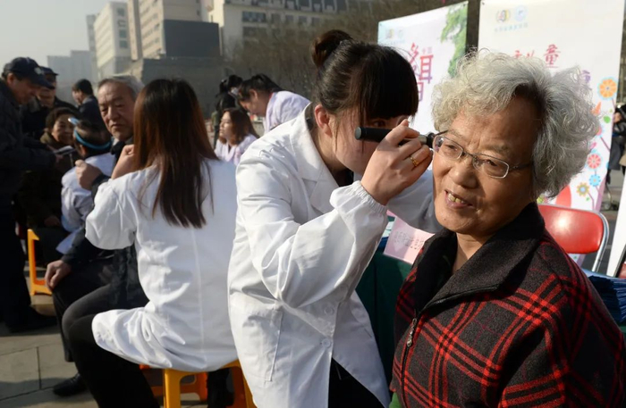 一名医生正为市民义诊。新华社记者 刘潇 摄