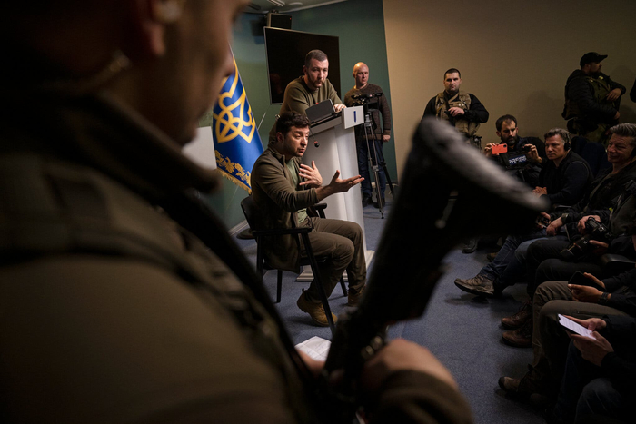 泽连斯基面对媒体 图自社交媒体