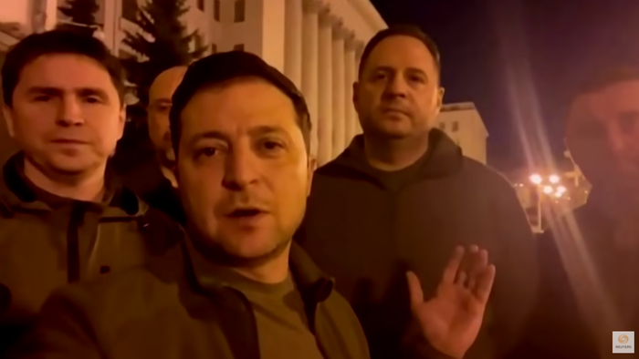 泽连斯基手持拍摄视频截图