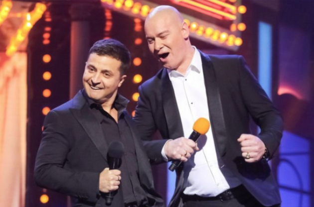 左一泽连斯基，95街区工作室团队表演画面