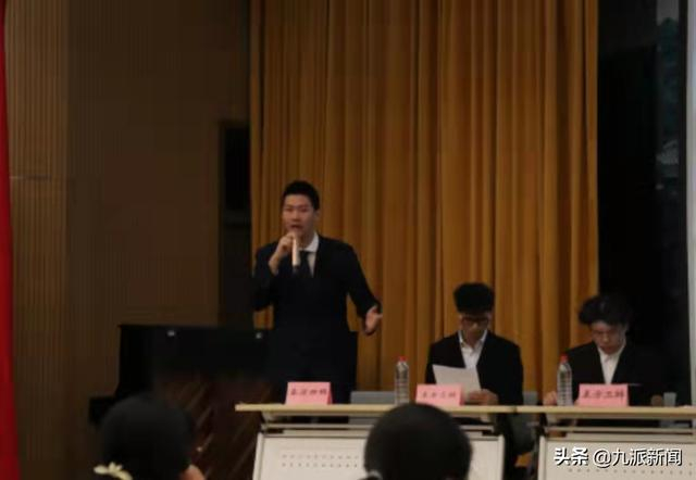 参赛选手正在进行辩论。图/受访者提供