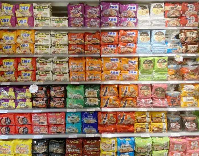 （超市货架上的方便面，图/视觉中国）