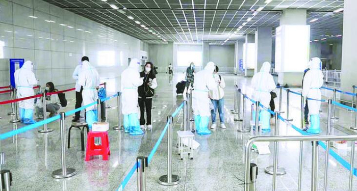 　出站旅客在进行核酸检测前扫码登记。