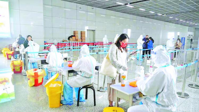 　旅客在南站北出站口核酸检测点进行检测