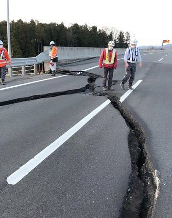 地震使常磐公路发生龟裂。来源：NEXCO