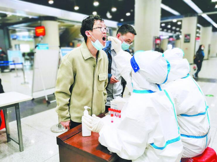 　出站乘客在进行核酸检测。