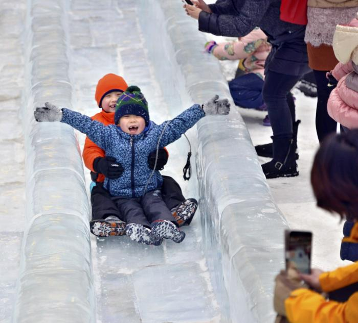 《冰场童年的喜悦》 周明星 摄