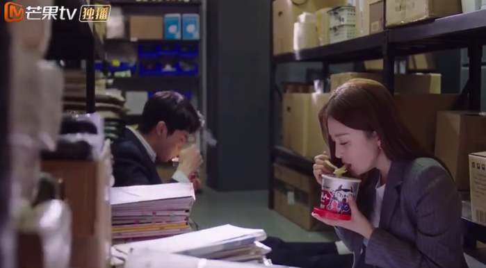 （在热播剧中插入的食族人酸辣粉广告，图/芒果TV截图）