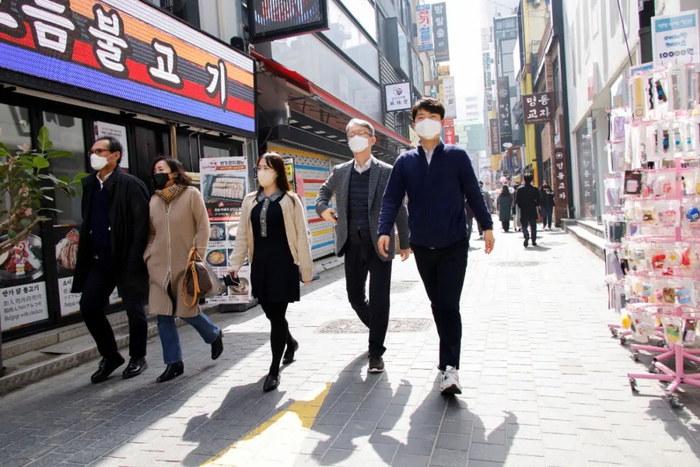 3月16日，韩国首尔，民众配戴口罩出行。图/IC photo