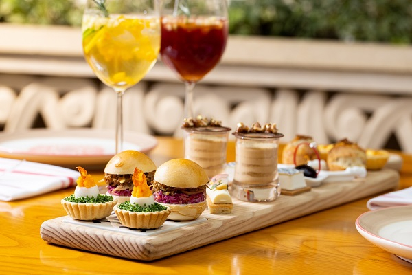 “盛事”餐厅延伸到天幕广场,宾客可于阳光下享受春节下午茶