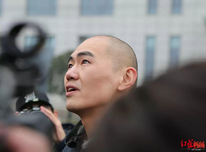 ▲人群中，张志超抬头望天