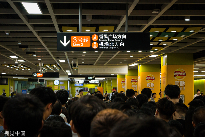 广州地铁3号线下班高峰期人头涌涌 &nbsp;图源：视觉中国