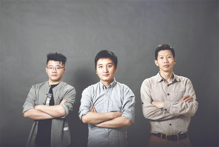 ■三位摄影师合影（从左至右）石松、邢硕、梅名。