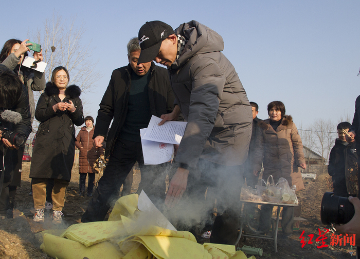 ▲张志超在父亲坟前告慰