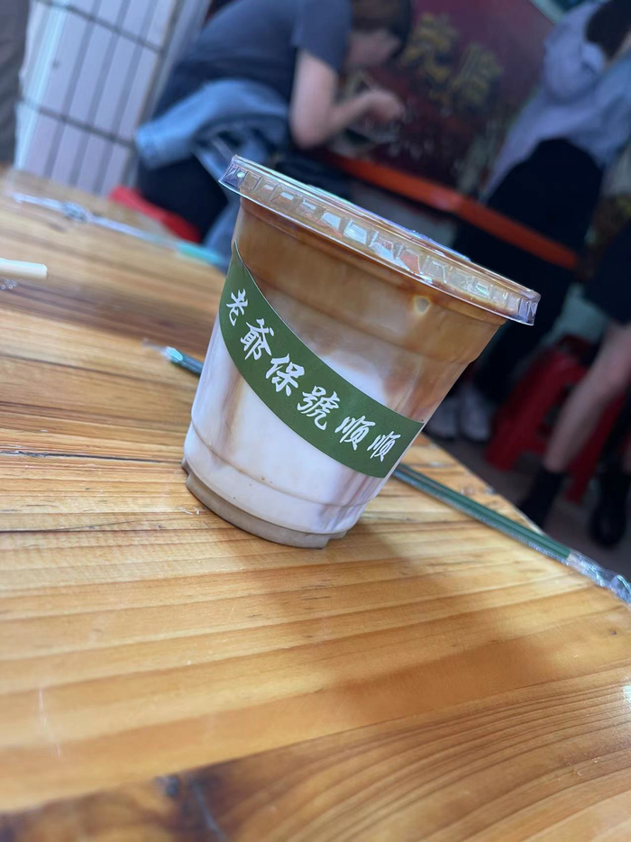 　冻咖啡杯上贴着“老爷保号顺顺”，时代财经摄