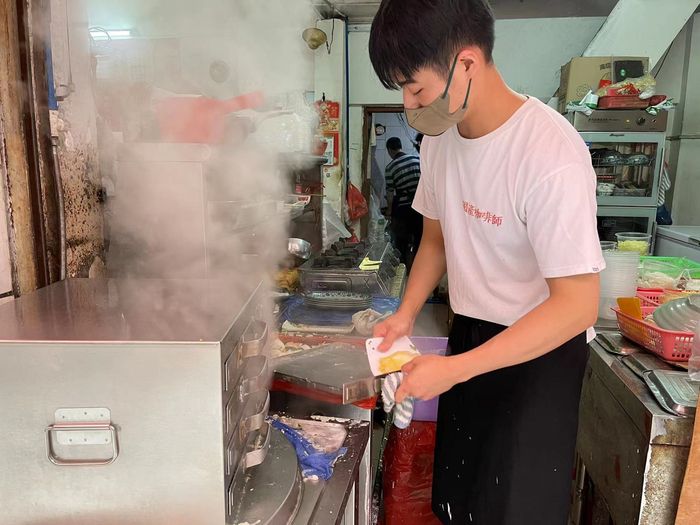 蒸肠粉冒出白色水雾，时代财经摄