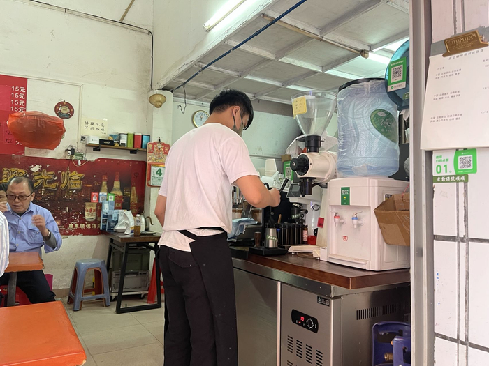 在做咖啡的阿龙，时代财经摄