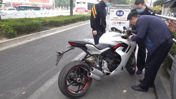 非法改装的摩托车