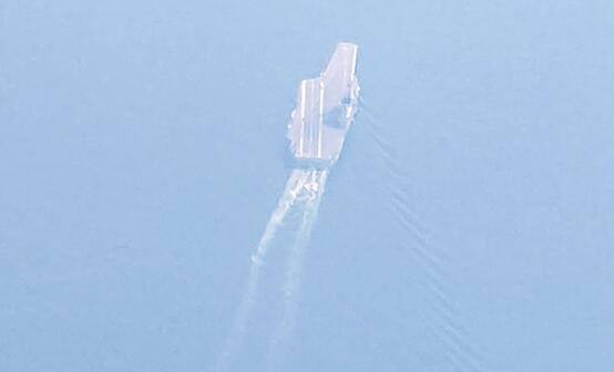 岛内网友在飞机上拍下疑似大陆航舰山东舰通过金门外海一幕。图自台湾“中时新闻网”