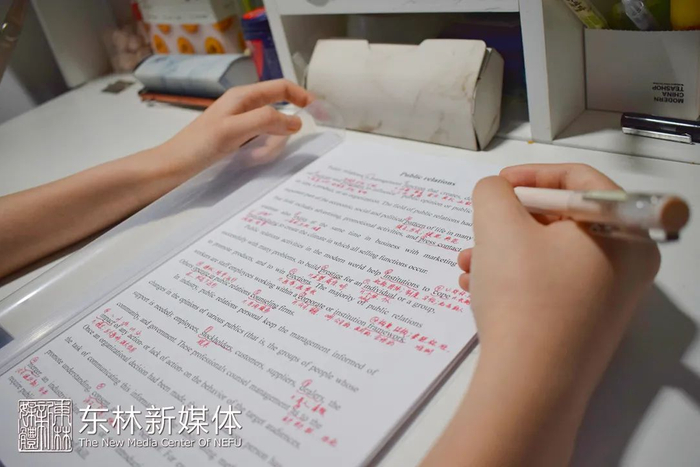 执笔之手，骨节分明