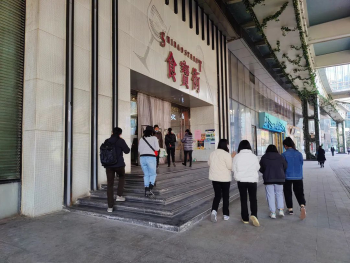 图 | 选择食宝街就餐的周边白领们