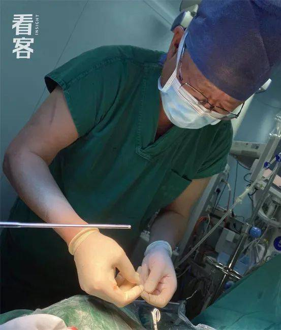 手术台前的医生