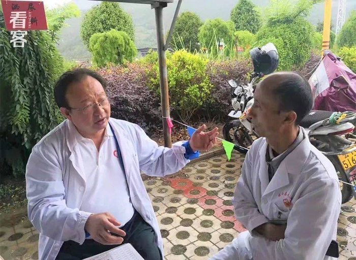 医生在交流患者的病情