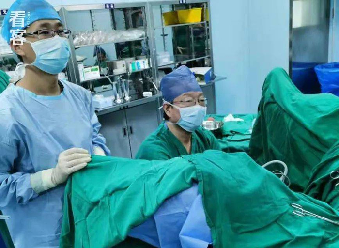 医生在手术的间隙休息