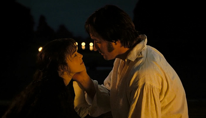 在19世纪，衬衫已从内衣向外穿服饰转变。图为《傲慢与偏见》剧照