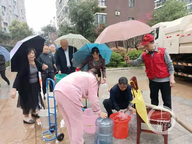 ▲近日，因水源问题，长沙鑫远湘府华城小区业主在排队取水。图片来源/受访者供图