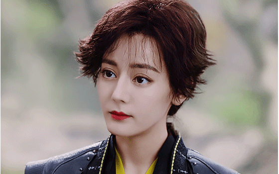 热巴的短发造型引发观众争议。