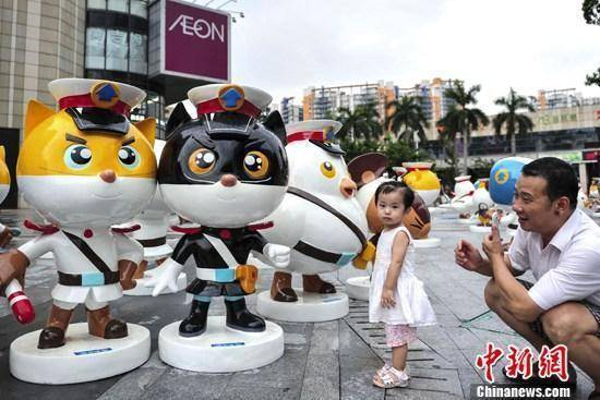 《黑猫警长》卡通角色造型吸引市民眼球。中新社发 陈骥旻 摄