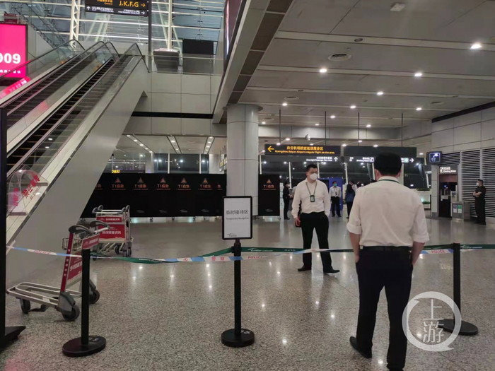 ▲3月21日，广州白云机场，临时接待区已被黑色围挡“T1应急”拦住。图片来源/上游新闻记者 宋雨桐