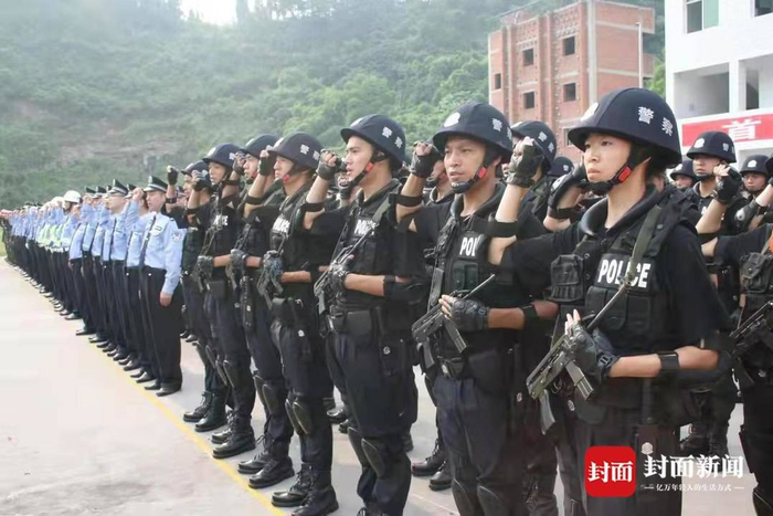 ▲ 训练中的徐娟（前排右一）