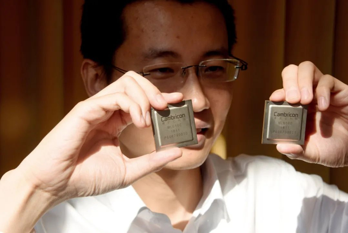 寒武纪公司创始人兼CEO陈天石展示该公司研发的云端智能芯片“Cambricon MLU100”。图/中新