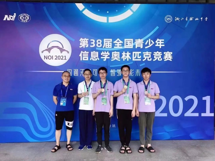 乐清市知临中学参赛团队合影，图中左三为陈知轩，右二为林帮才。学校供图
