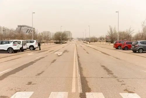3月15日，西班牙马德里的路面被沙尘覆盖。图自文汇报