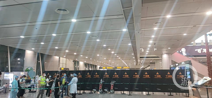 ▲3月21日，广州白云机场，临时接待区已被黑色围挡“T1应急”拦住。图片来源/上游新闻记者 宋雨桐