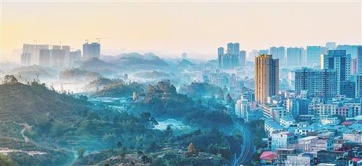 城在林中，林在城中。图为防城港市区一角。梁宗阳 摄