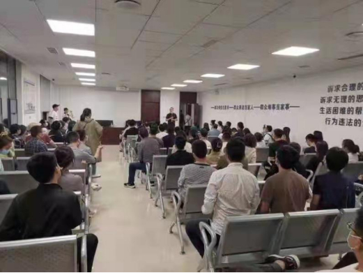 3·15当天开发商与业主协调现场 图片来源：观澜祥云小区业主