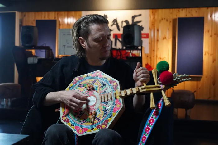 夏天（Sam Debell）正在调试民族乐器。中新社记者 杜潇潇 摄