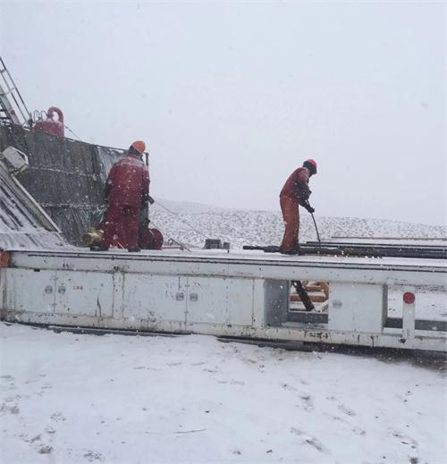 工人正在推钻杆、清理跑道。受访者供图