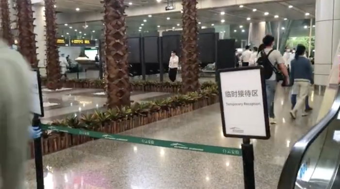 　　客机坠毁后，广州白云机场在设立家属临时接待区。视频截图