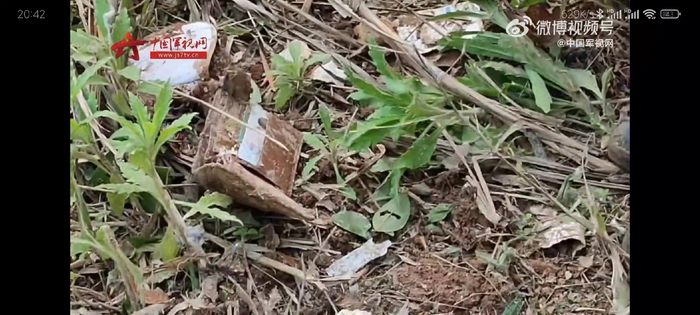 　　现场掉落的钱包和身份证。搜救视频截图