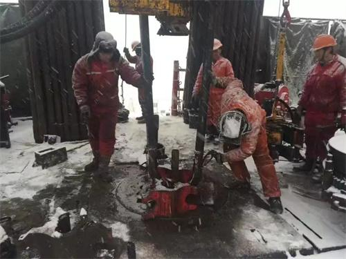 胜利油田一线，工人正在冒雪工作。受访者供图