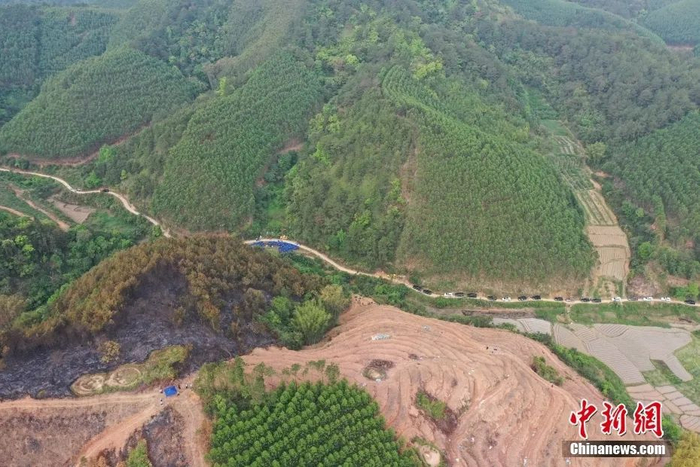 图为3月22日，航拍的东航客机坠毁现场画面。中新社记者 陈冠言 摄